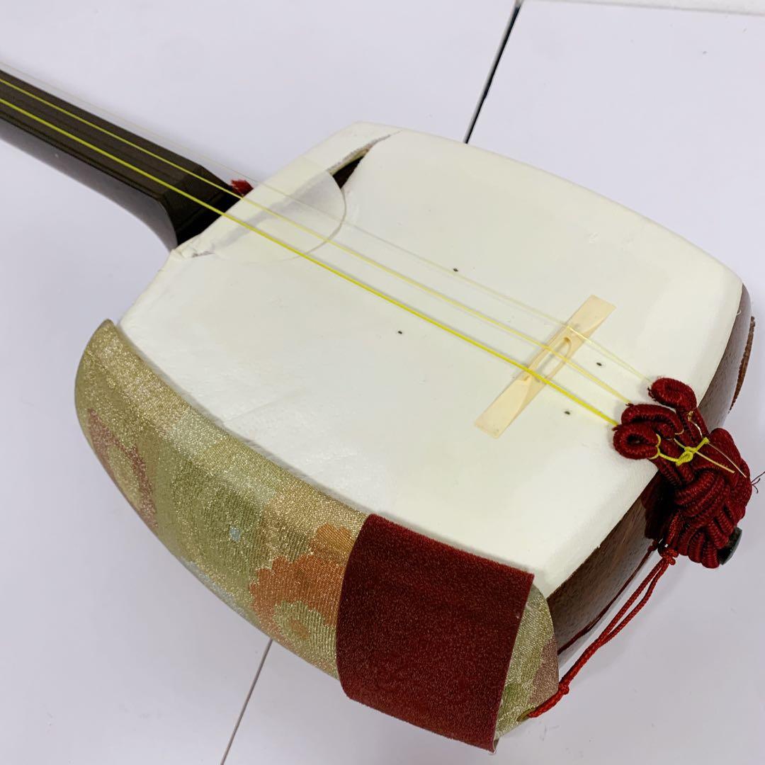 【送料込】高級 三味線 中棹 紅木 津軽張り 東触り 丸打ち胴 ケース付き