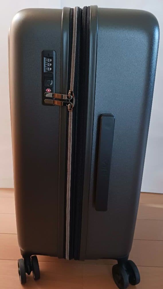 匿名 1回使用 FILA 拡張 キャリーケース 濃グレー 4輪 47(52)L