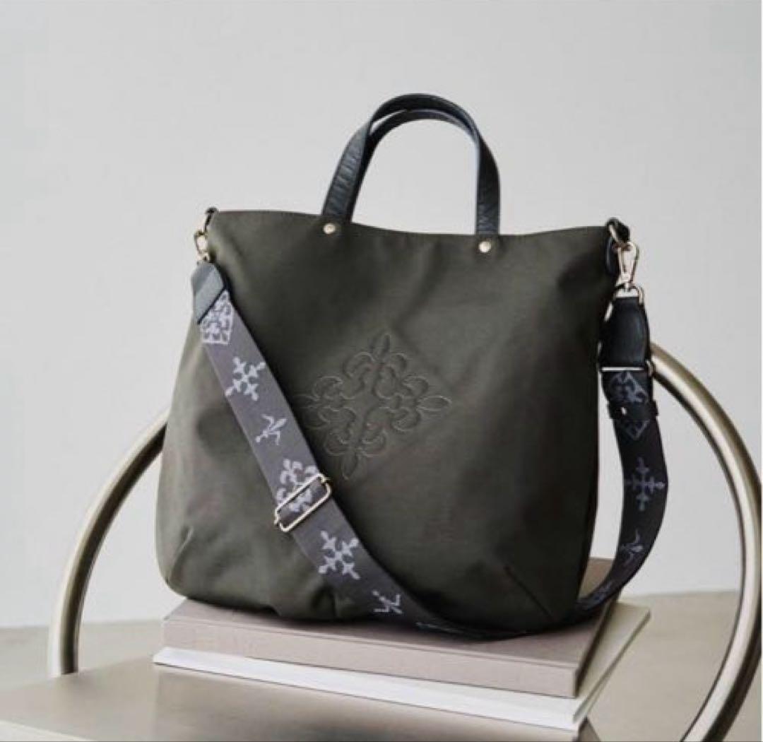 超美品ラシット今期A4入るコーデュラナイロン刺繍2wayバッグ