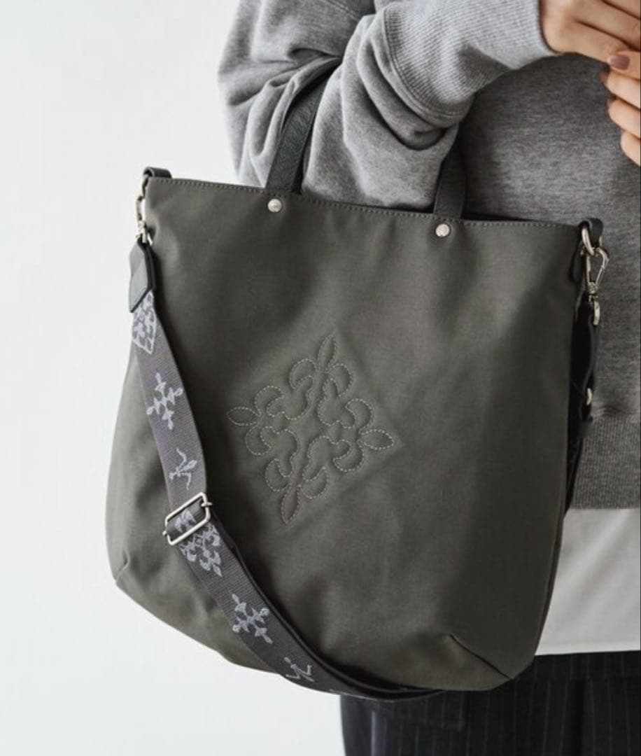 超美品ラシット今期A4入るコーデュラナイロン刺繍2wayバッグ