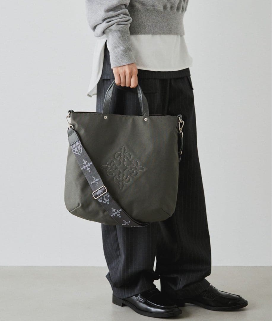 超美品ラシット今期A4入るコーデュラナイロン刺繍2wayバッグ