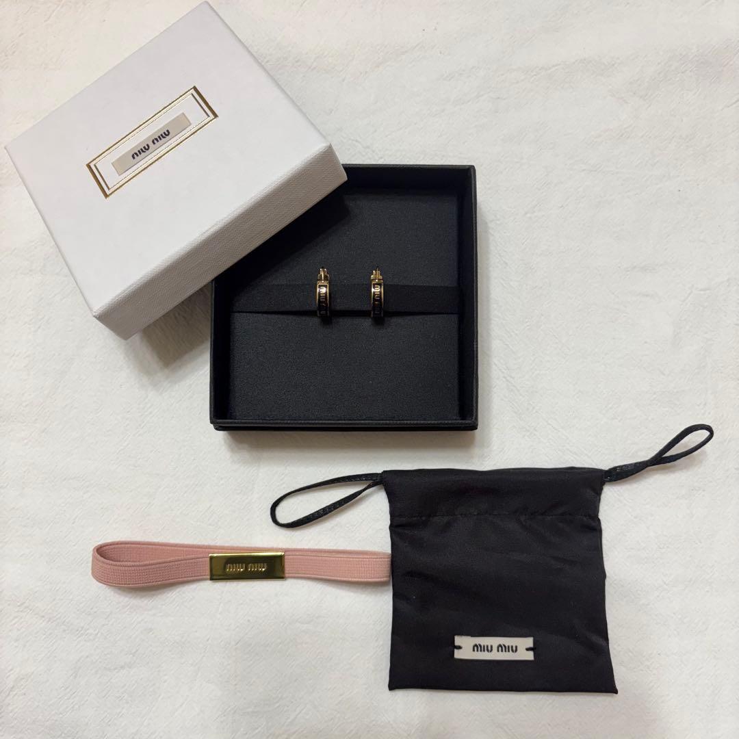 美品 ミュウミュウロゴフープピアス ブラック 黒ゴールド アクセサリーレディース