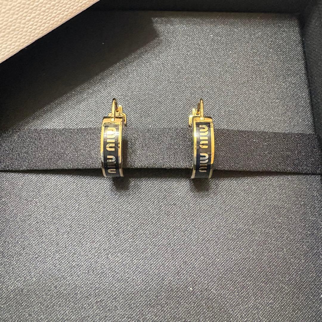 美品 ミュウミュウロゴフープピアス ブラック 黒ゴールド アクセサリーレディース