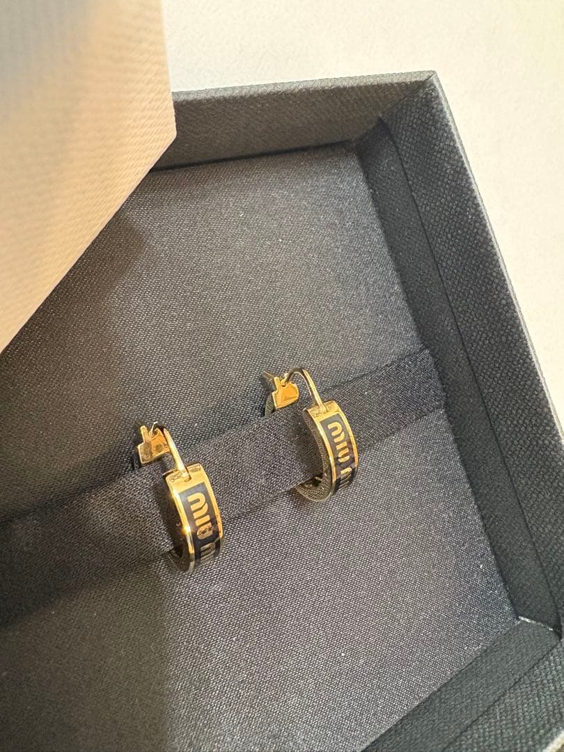 美品 ミュウミュウロゴフープピアス ブラック 黒ゴールド アクセサリーレディース