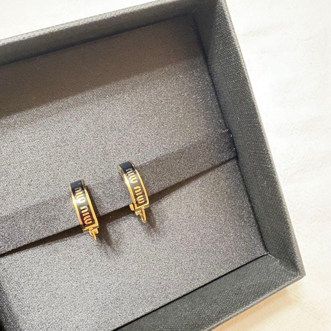 美品 ミュウミュウロゴフープピアス ブラック 黒ゴールド アクセサリーレディース