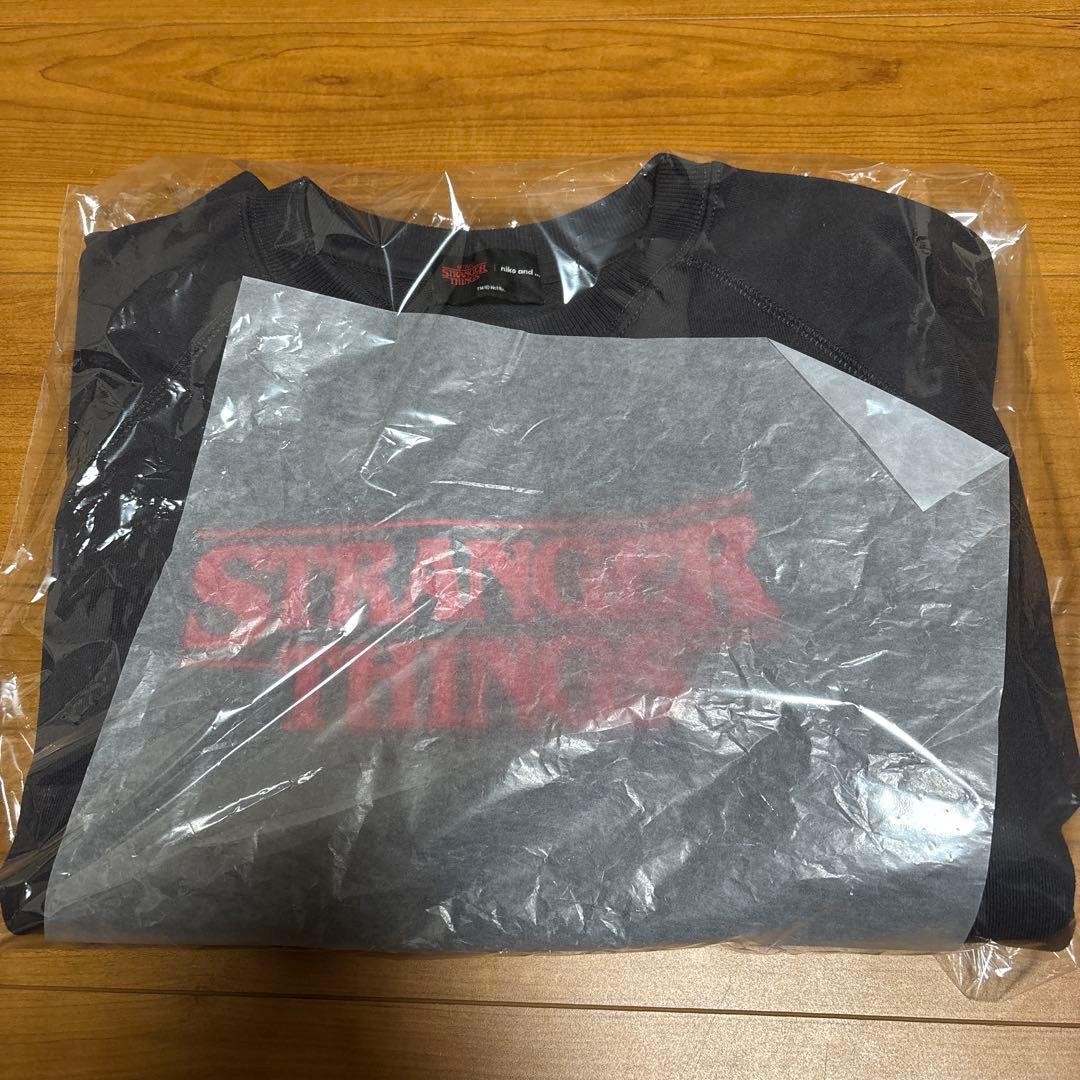 STRANGER THINGS コラボ アソートスウェット　チャコール　M