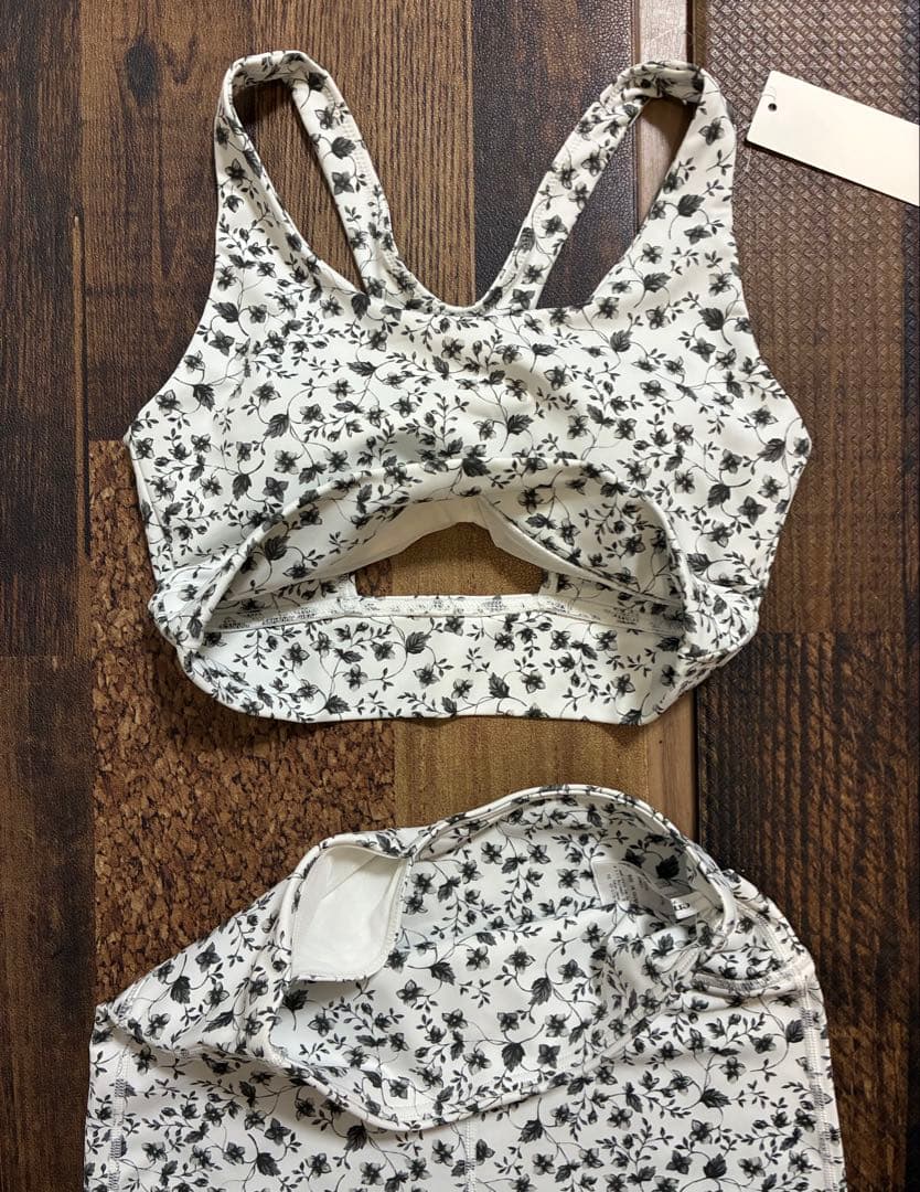 極美　emmi yogaエミヨガ　ヨガウェア　白黒モダン　小花柄　S