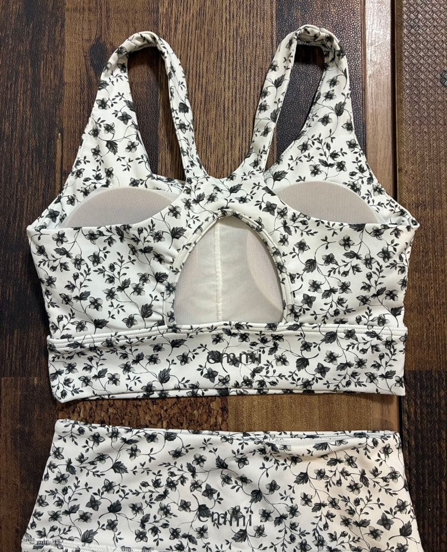 極美　emmi yogaエミヨガ　ヨガウェア　白黒モダン　小花柄　S