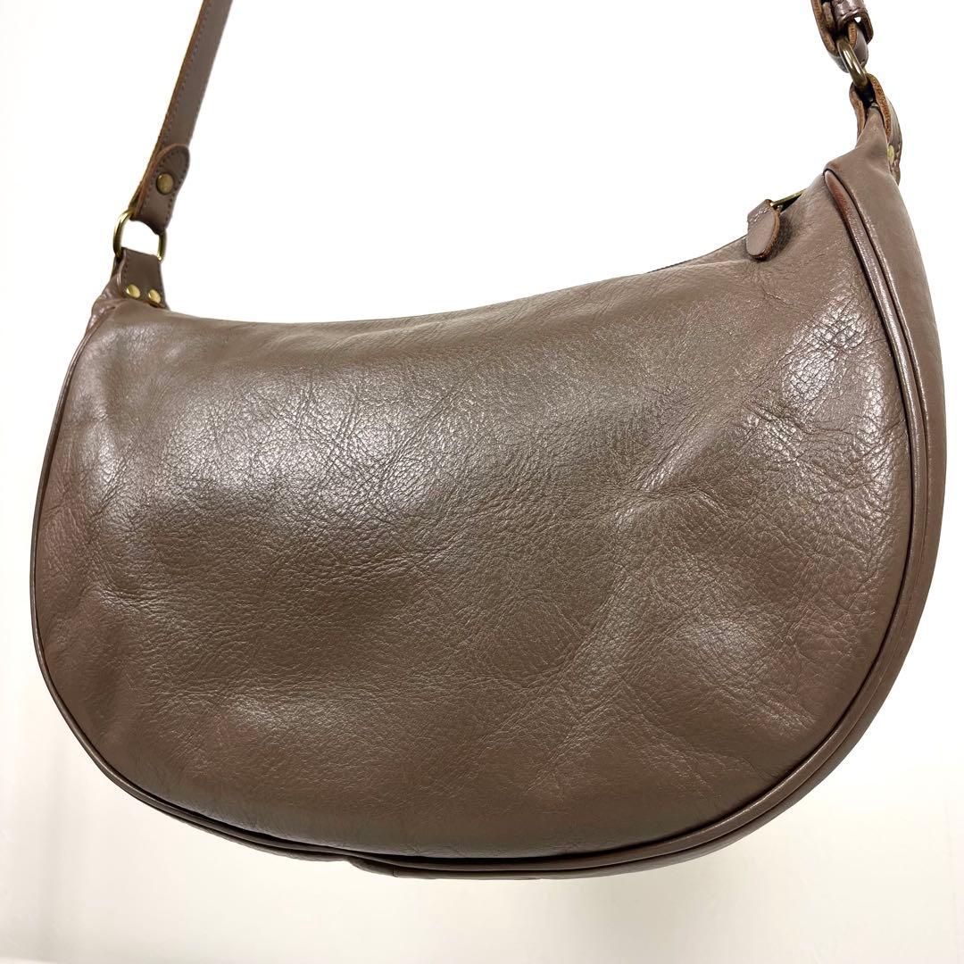 イルビゾンテ　ショルダーバッグ　三日月　幅広タイプ！　ロゴ型押し　本革　未使用級