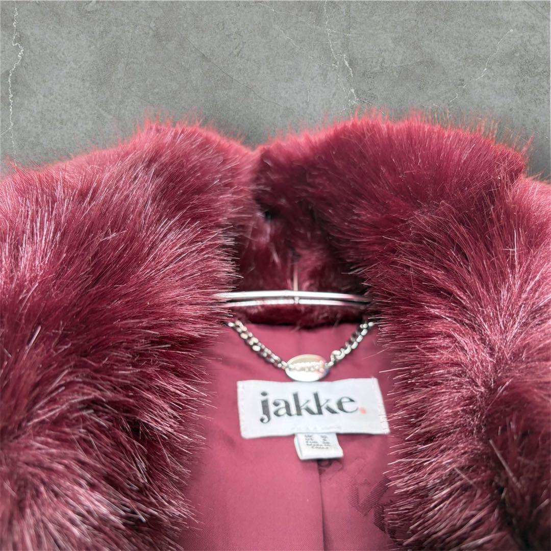jakke ルビーレッドのフェイクファーコート