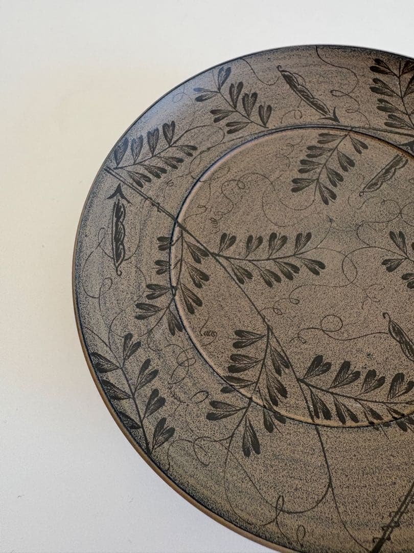 やのさちこ　椿皿　カラスノエンドウ