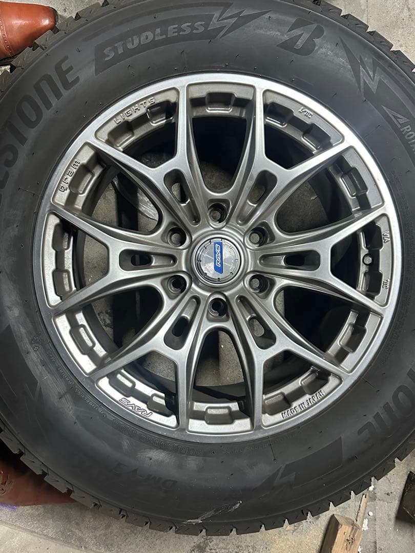 RAYS グラムライツ18インチ ブリヂストン スタッドレス バリ溝ハイラックス