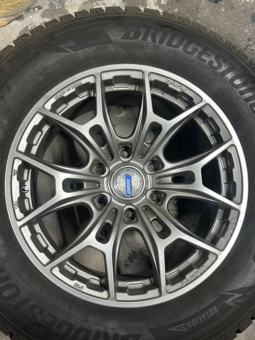 RAYS グラムライツ18インチ ブリヂストン スタッドレス バリ溝ハイラックス