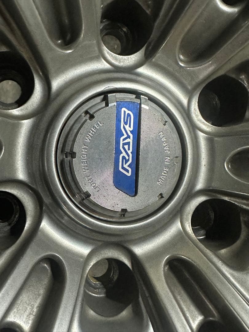 RAYS グラムライツ18インチ ブリヂストン スタッドレス バリ溝ハイラックス