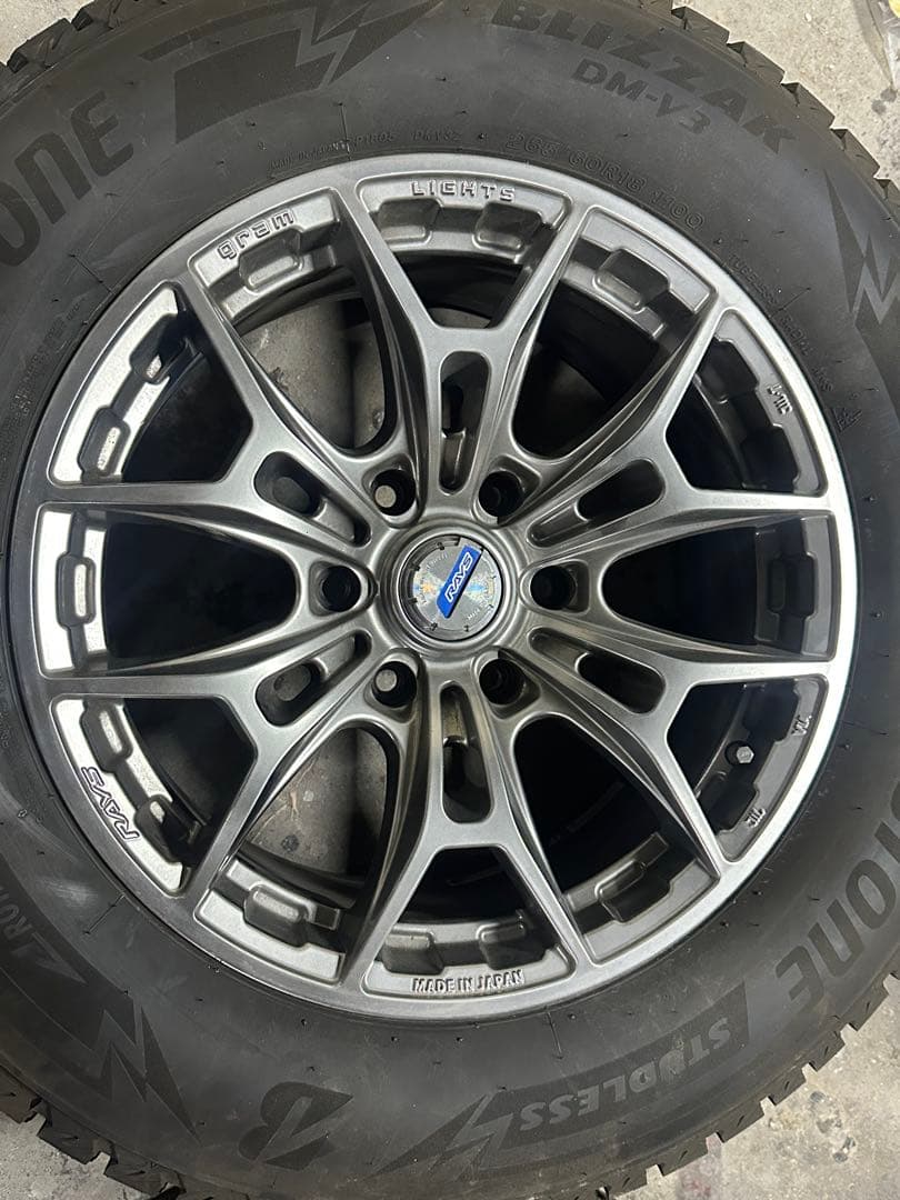 RAYS グラムライツ18インチ ブリヂストン スタッドレス バリ溝ハイラックス