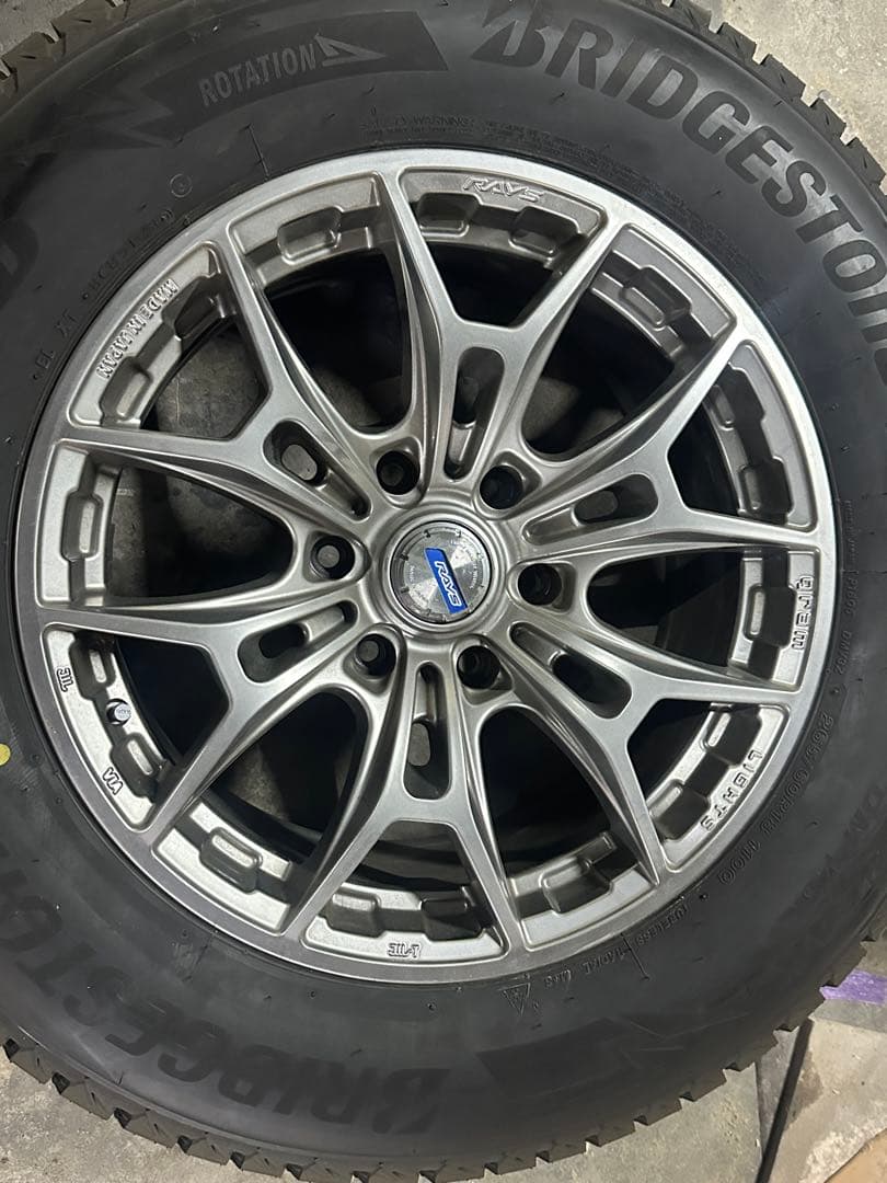 RAYS グラムライツ18インチ ブリヂストン スタッドレス バリ溝ハイラックス
