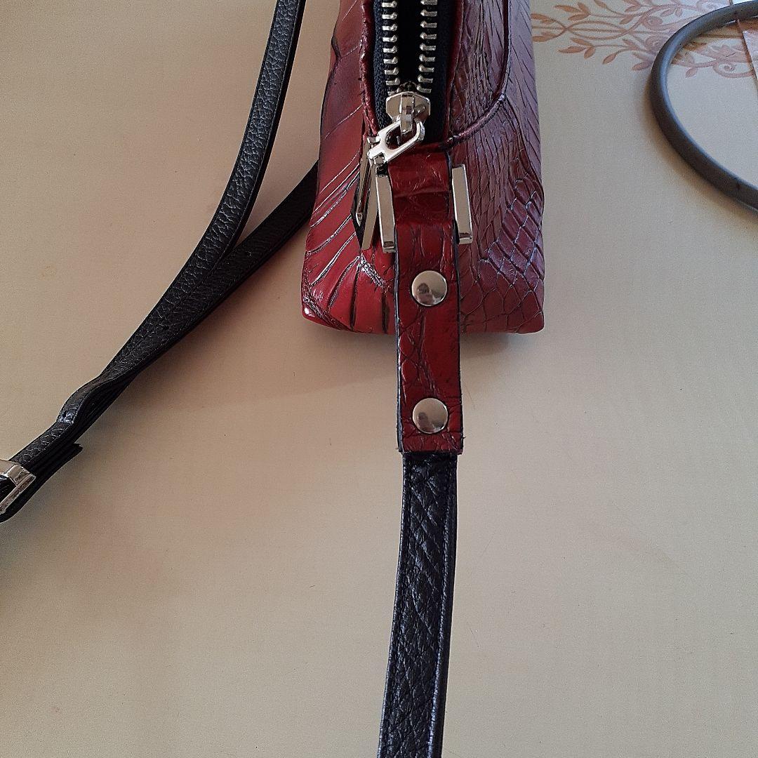 赤いクロコダイル風ショルダーバッグ