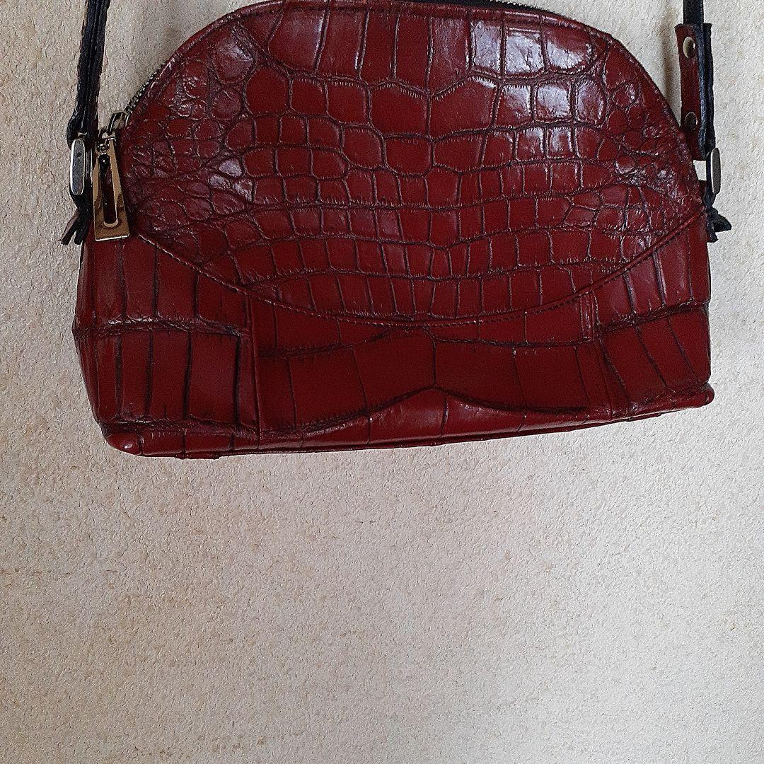 赤いクロコダイル風ショルダーバッグ