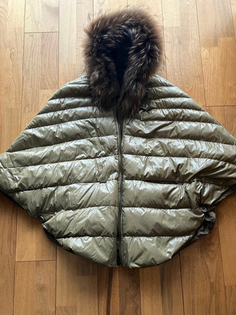 値下げ　タトラス　オリーブ　ファー付きポンチョ・ケープコートダウン リバーシブル