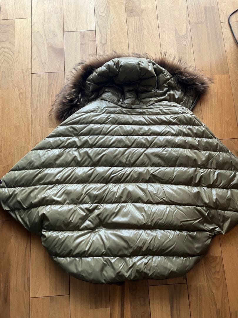 値下げ　タトラス　オリーブ　ファー付きポンチョ・ケープコートダウン リバーシブル