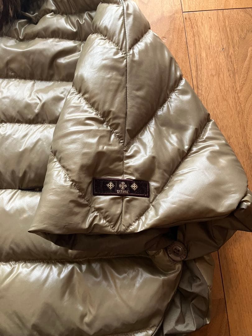 値下げ　タトラス　オリーブ　ファー付きポンチョ・ケープコートダウン リバーシブル