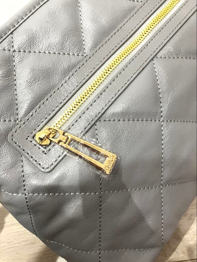 未使用　COCOCELUX GOLD 2wayキルティング ライトグレー バッグ