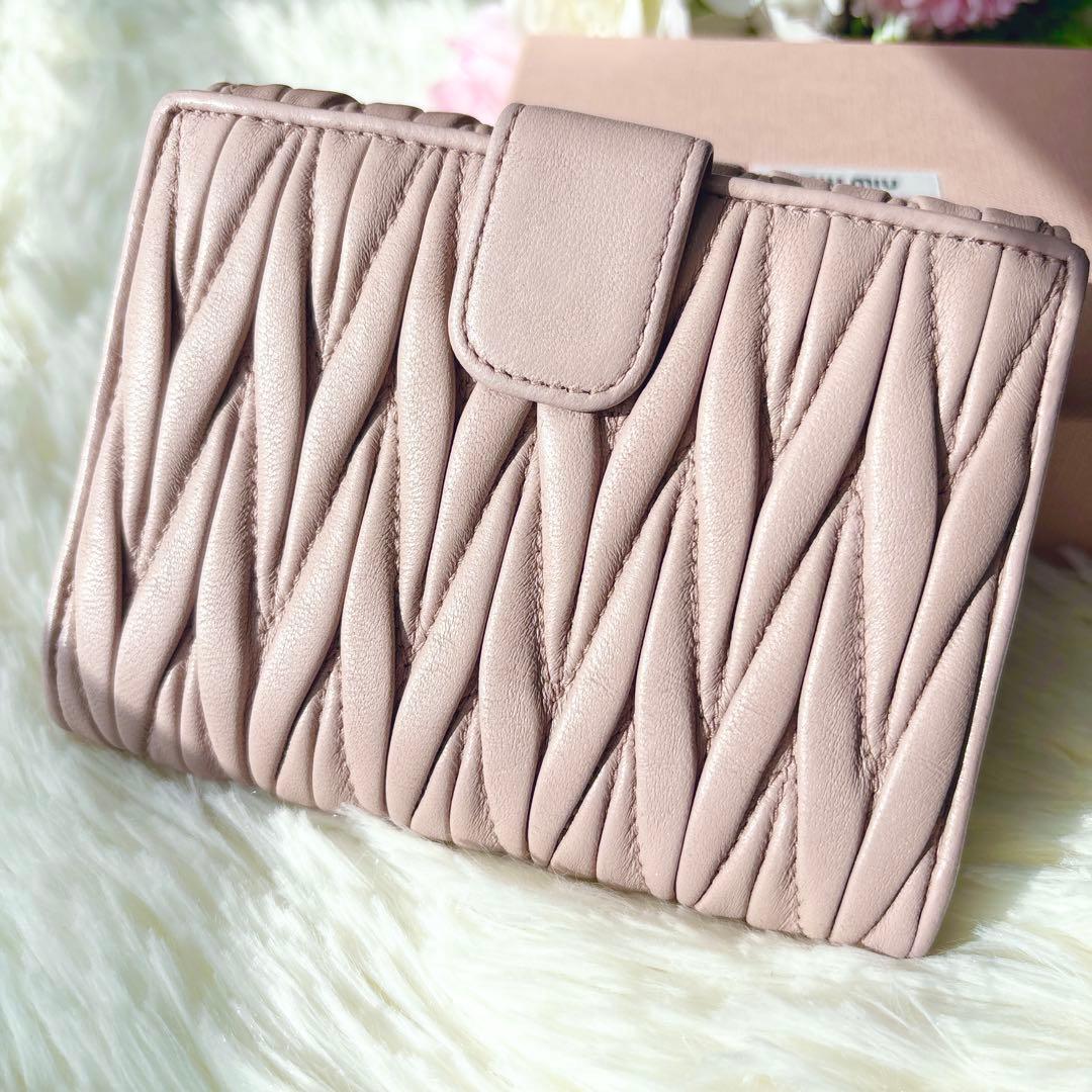 極美品✨ミュウミュウ マテラッセ 折り財布 ロゴ金具 コンパクト ピンクベージュ