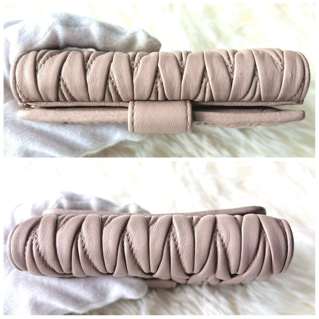 極美品✨ミュウミュウ マテラッセ 折り財布 ロゴ金具 コンパクト ピンクベージュ