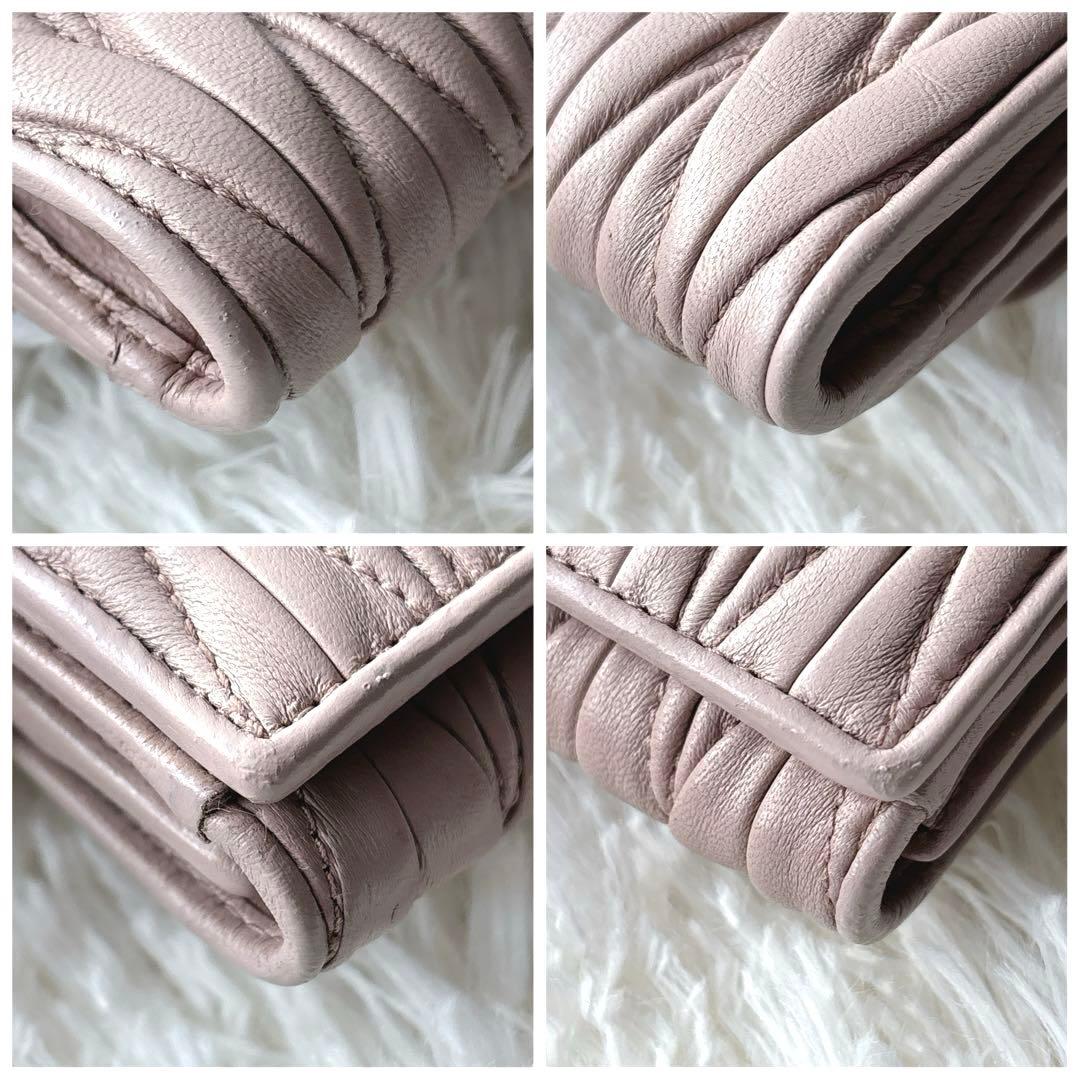 極美品✨ミュウミュウ マテラッセ 折り財布 ロゴ金具 コンパクト ピンクベージュ