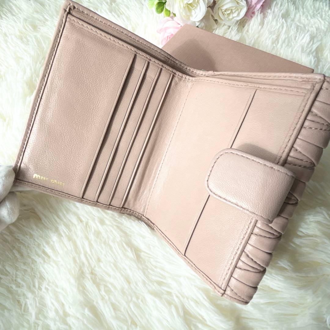 極美品✨ミュウミュウ マテラッセ 折り財布 ロゴ金具 コンパクト ピンクベージュ