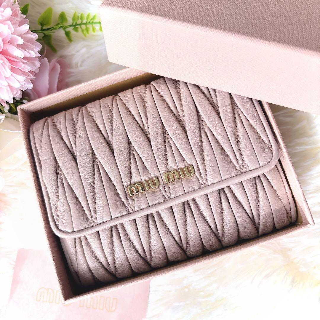 極美品✨ミュウミュウ マテラッセ 折り財布 ロゴ金具 コンパクト ピンクベージュ