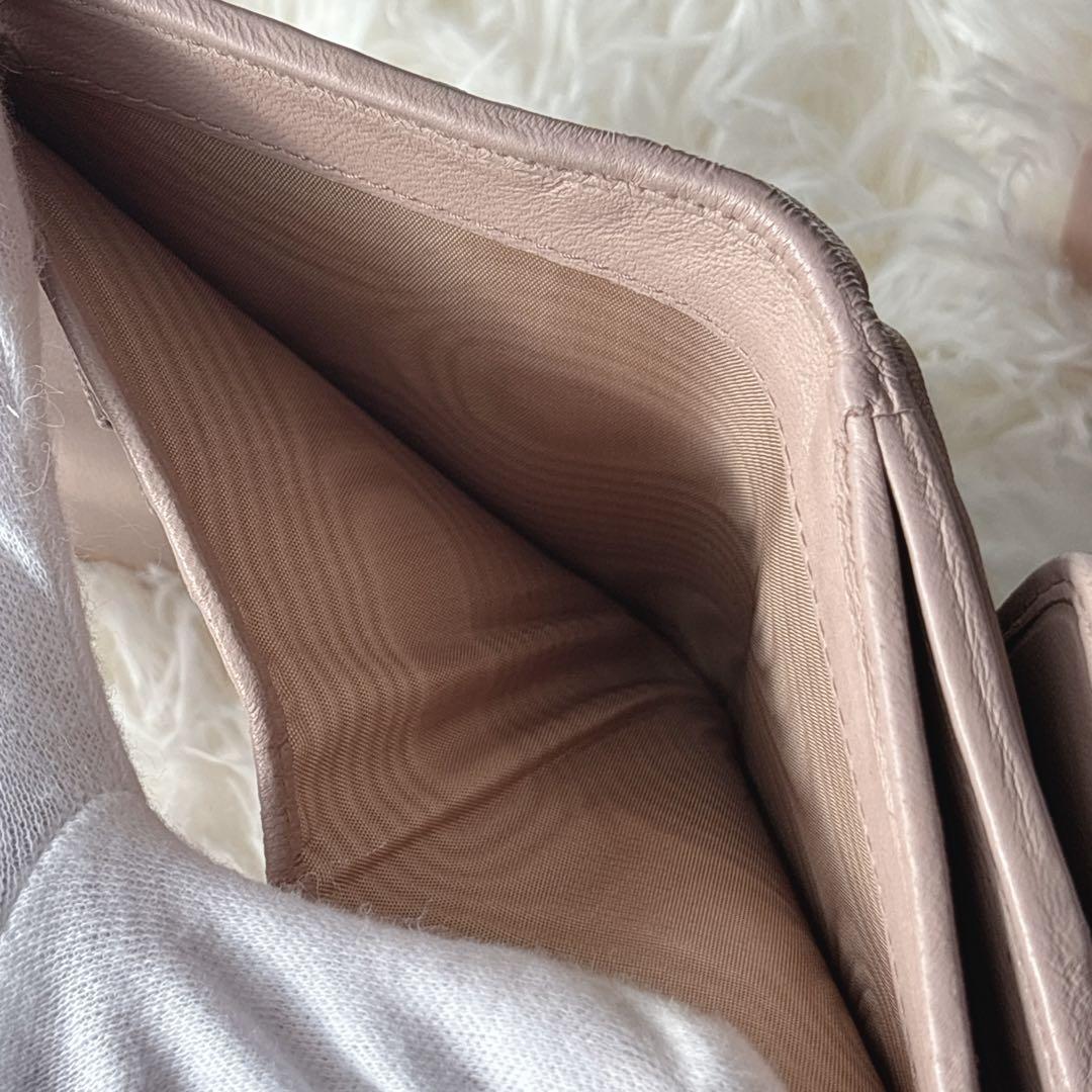 極美品✨ミュウミュウ マテラッセ 折り財布 ロゴ金具 コンパクト ピンクベージュ