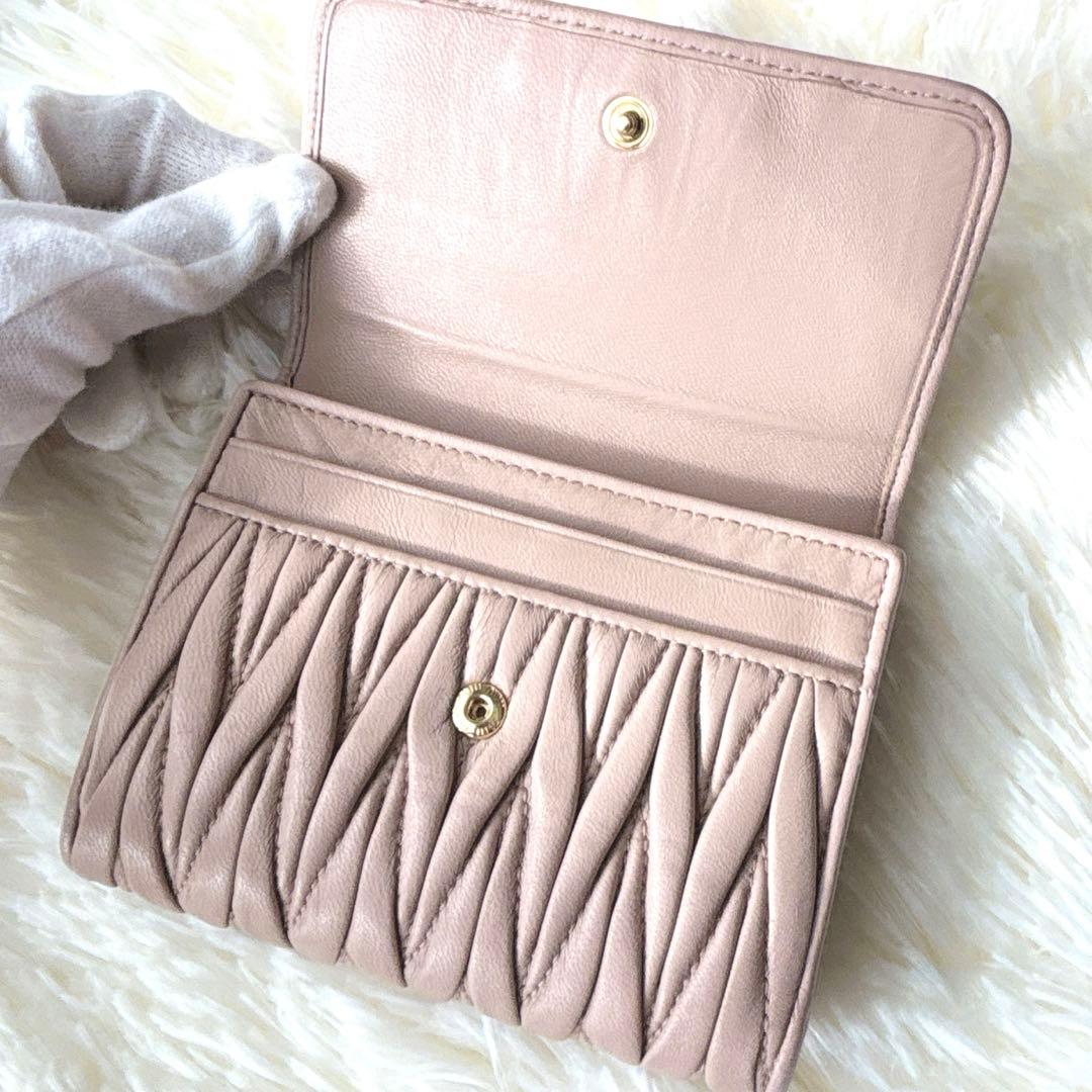 極美品✨ミュウミュウ マテラッセ 折り財布 ロゴ金具 コンパクト ピンクベージュ
