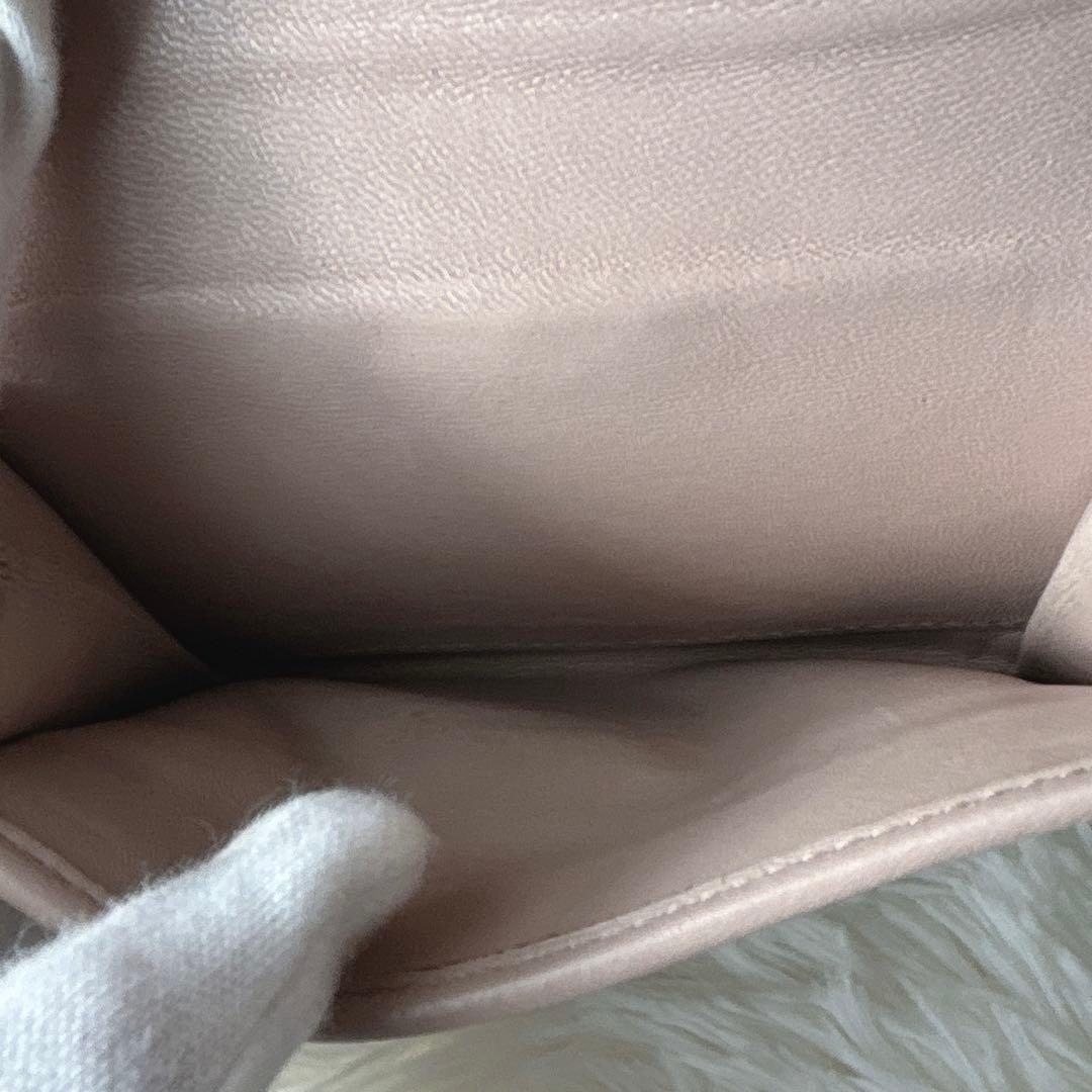 極美品✨ミュウミュウ マテラッセ 折り財布 ロゴ金具 コンパクト ピンクベージュ