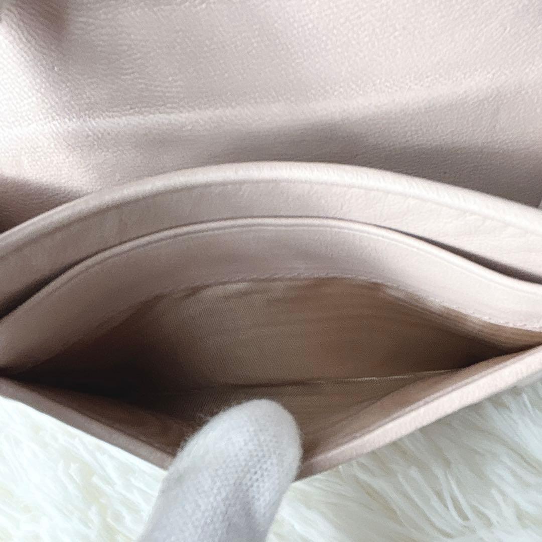 極美品✨ミュウミュウ マテラッセ 折り財布 ロゴ金具 コンパクト ピンクベージュ