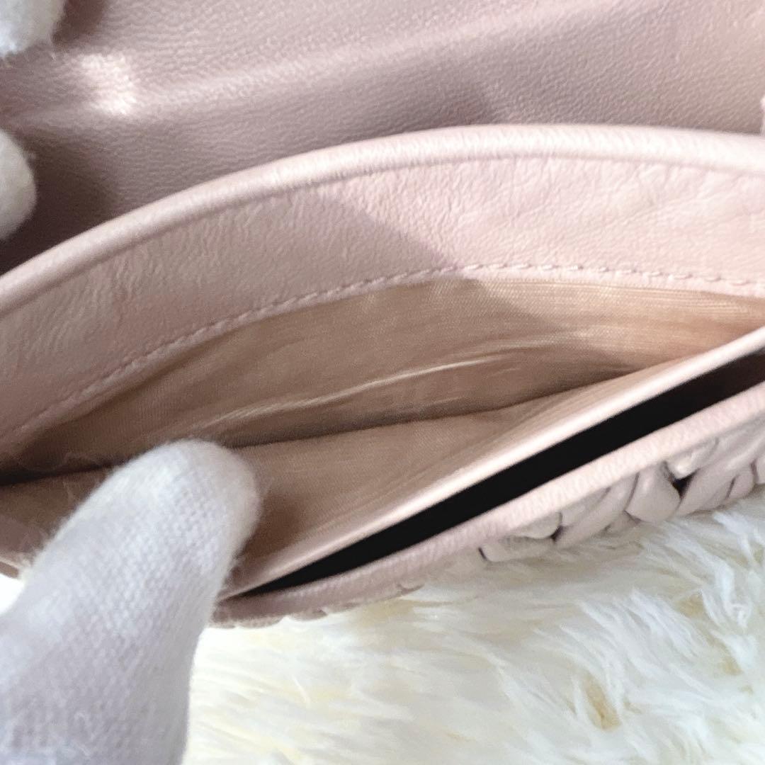 極美品✨ミュウミュウ マテラッセ 折り財布 ロゴ金具 コンパクト ピンクベージュ