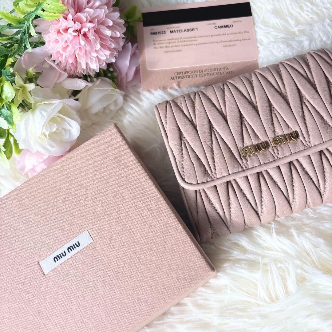 極美品✨ミュウミュウ マテラッセ 折り財布 ロゴ金具 コンパクト ピンクベージュ