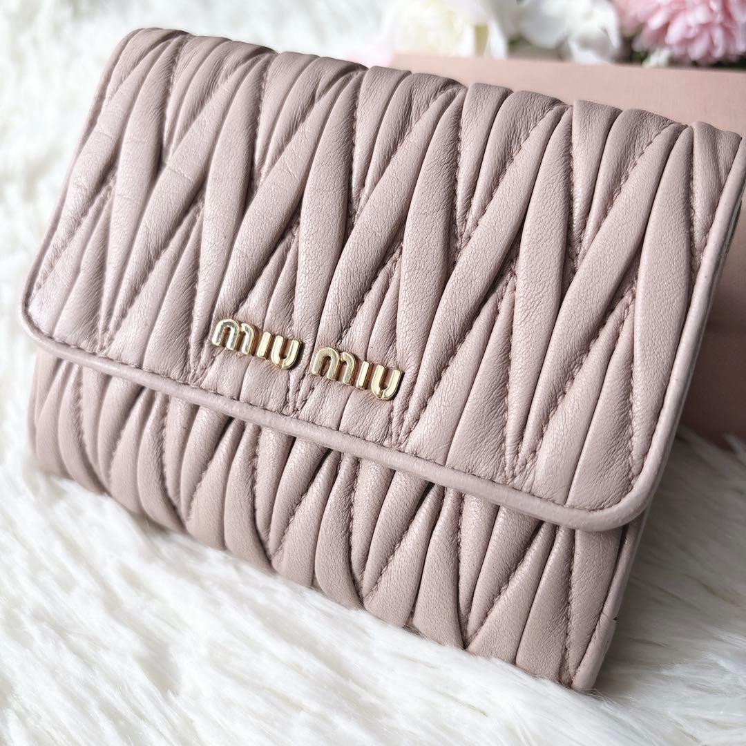 極美品✨ミュウミュウ マテラッセ 折り財布 ロゴ金具 コンパクト ピンクベージュ