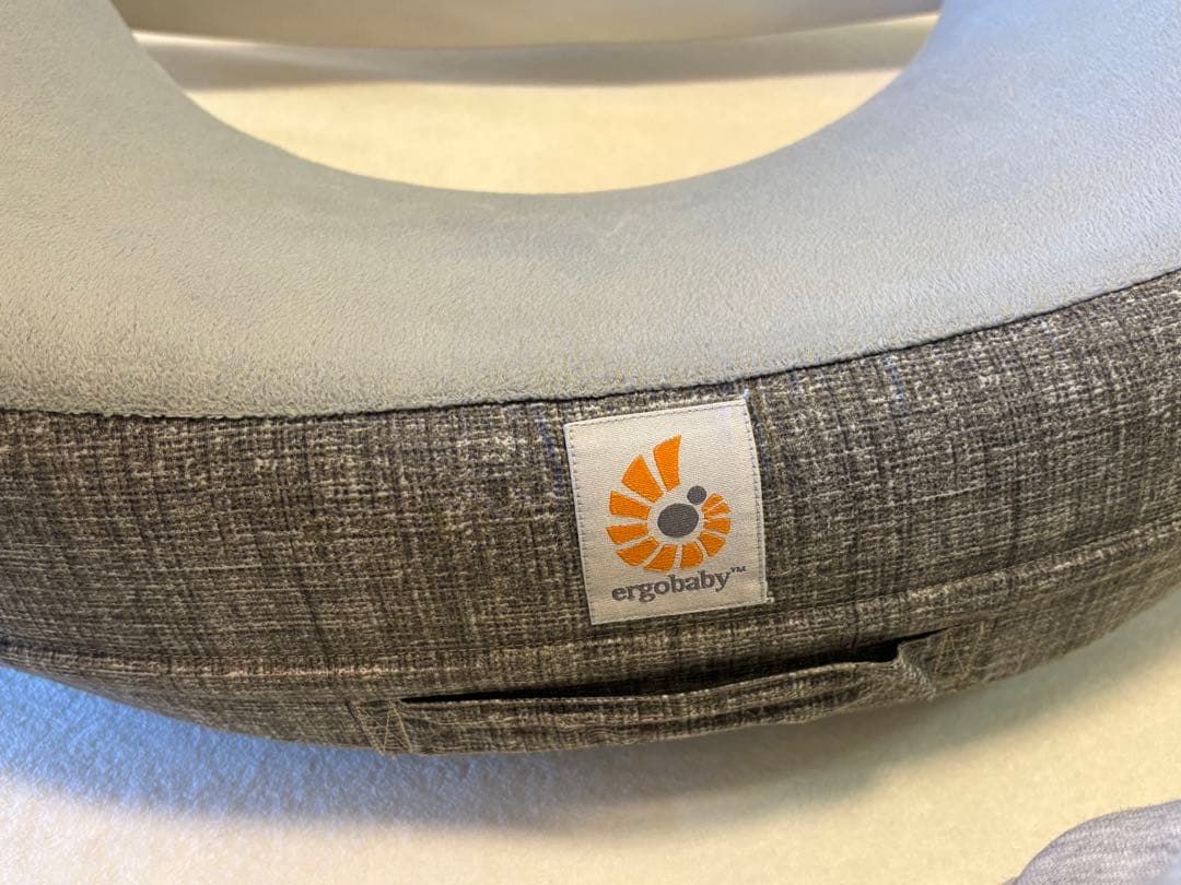 ergobaby 授乳クッション グレー