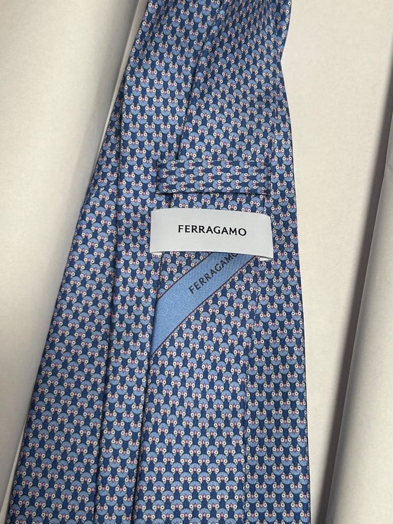 最終値下げ【新品未使用品】フェラガモ　ネクタイ　箱付き