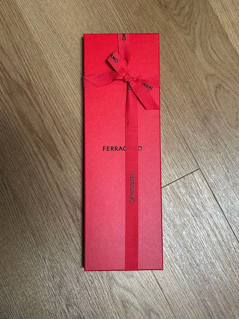 最終値下げ【新品未使用品】フェラガモ　ネクタイ　箱付き