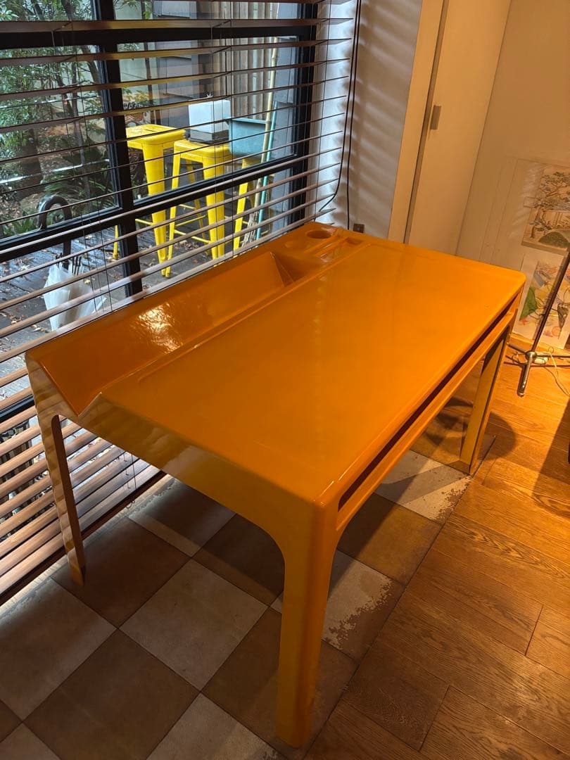 黄色の収納スペース付きヨーロッパ製デスク