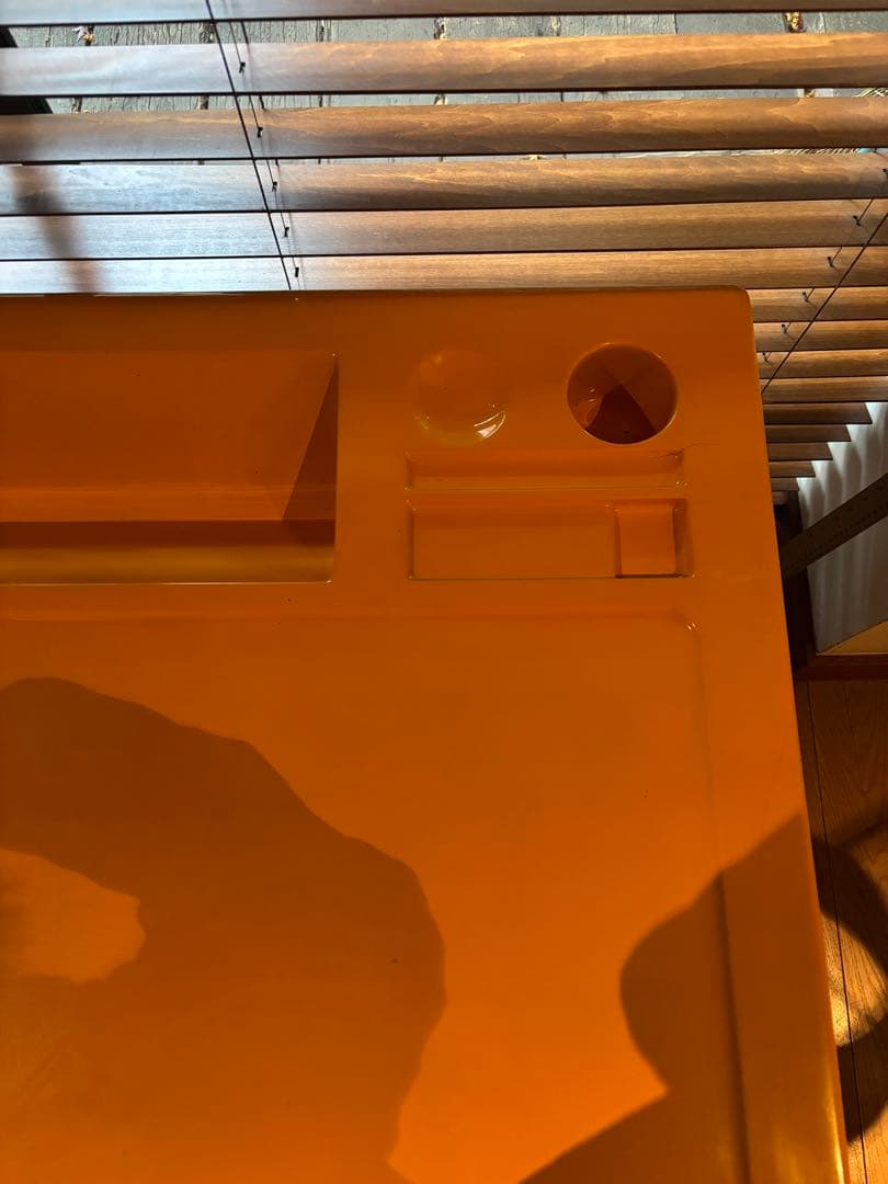 黄色の収納スペース付きヨーロッパ製デスク