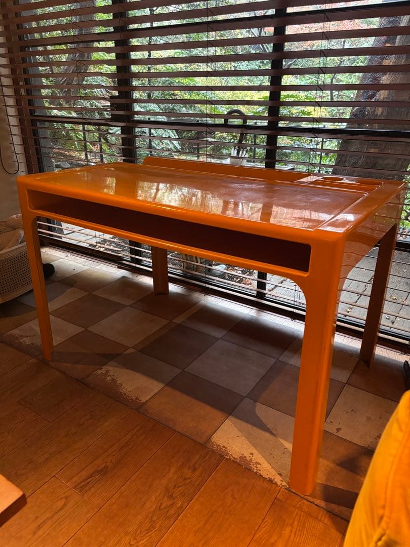 黄色の収納スペース付きヨーロッパ製デスク