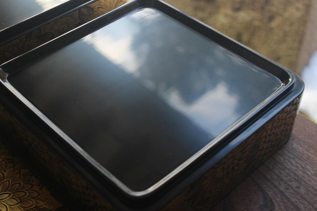 デッドストック！上質内朱黒漆に極上菊詰沈金の映える輪島塗三段重（検重箱お重