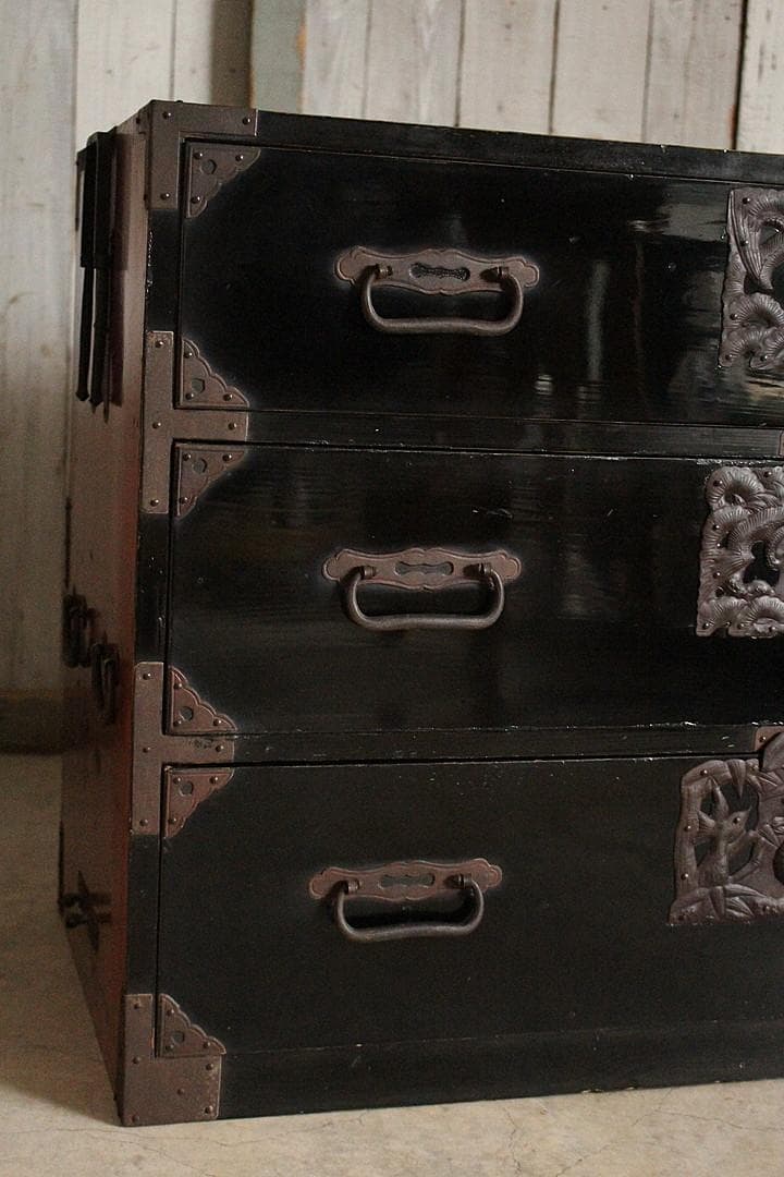 がんちゃん　綺麗な打ち出し金具庄内箪笥　3段　タンス　収納　時代家具