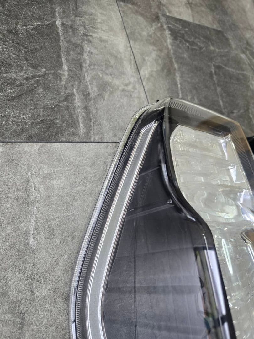 LA600S　ダイハツ　タント　カスタム後期　テールランプ