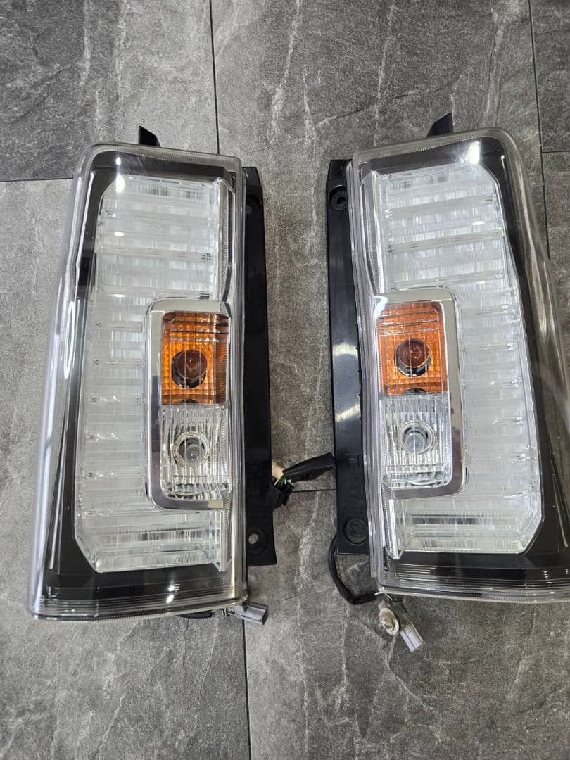 LA600S　ダイハツ　タント　カスタム後期　テールランプ