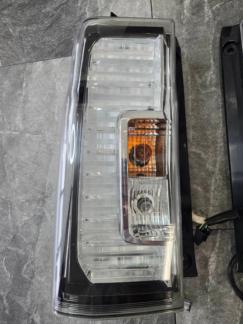 LA600S　ダイハツ　タント　カスタム後期　テールランプ