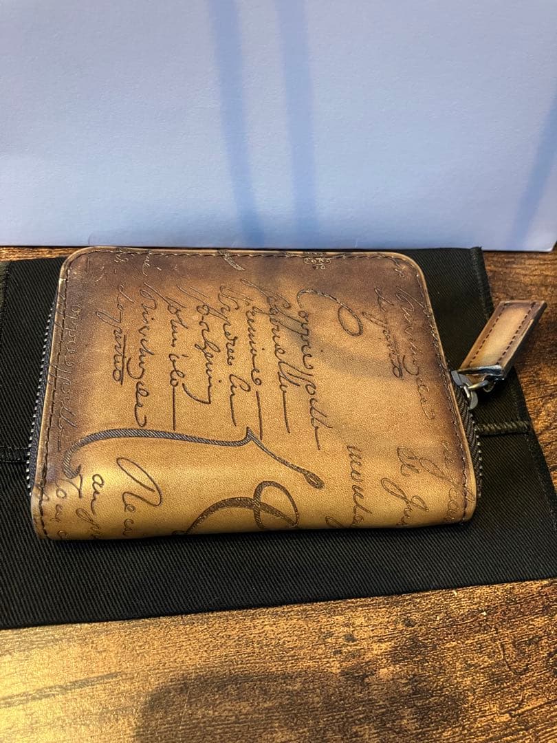 BERLUTI ブラウンミニ財布 手書き風デザイン